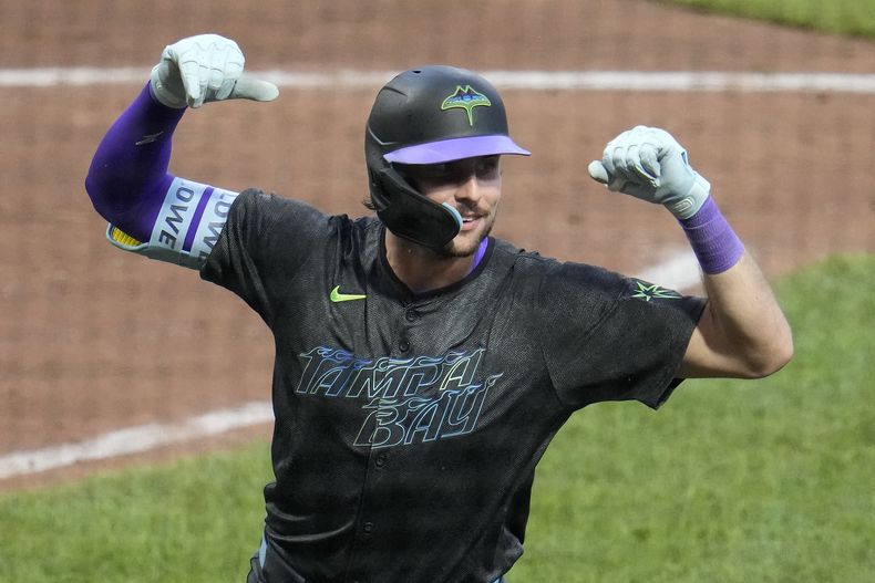 Josh Lowe, de los Rays de Tampa Bay, festeja luego de conectar un jonrón de tres carreras en el sexto inning del juego del viernes 21 de junio de 2024, ante los Piratas de Pittsburgh (AP Foto/Gene J. Puskar)