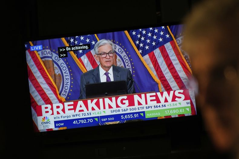 Una conferencia de prensa del presidente de la Reserva Federal, Jerome Powell, se muestra en una pantalla en la Bolsa de Valores de Nueva York, el miércoles 19 de marzo de 2025. (AP Foto/Seth Wenig)
