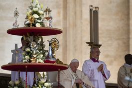 papa proclama 10 nuevos santos tras molestias en la rodilla