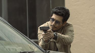 Esta imagen difundida por Netflix muestra a Harold Torres en una escena de Gringo Hunters. (Carla Danieli/Netflix via AP)