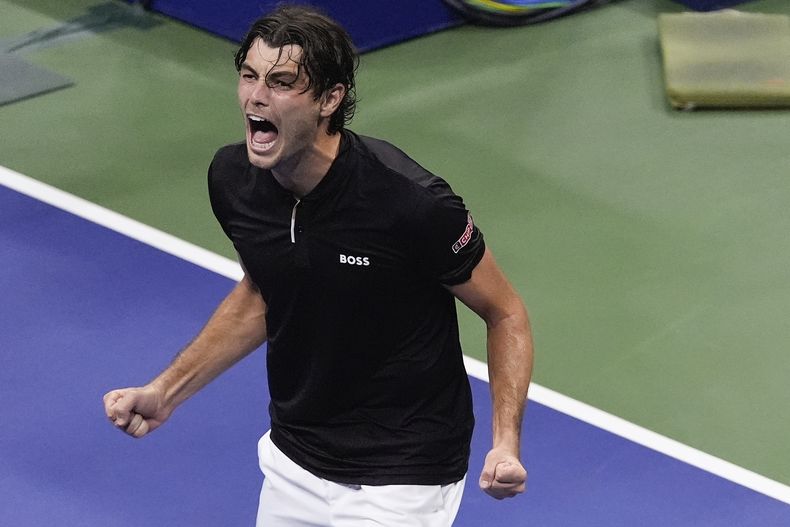 Taylor Fritz, de Estados Unidos, reacciona tras derrotar a Frances Tiafoe, de Estados Unidos, durante la semifinal de individuales masculinos del Abierto de Tenis de Estados Unidos, el viernes 6 de septiembre de 2024, en Nueva York. (AP Foto/Julia Nikhinson)