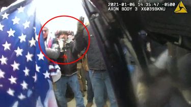 La imagen tomada del video de una cámara corporal policial muestra a Markus Maly, en el círculo rojo, en el Capitolio el 6 de enero de 2021. (Departamento de Justicia de EEUU via AP)