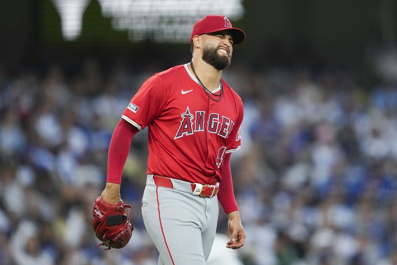 Patrick Sandoval (43), abridor de los Angelios de Los Ángeles, reacciona después de sufrir una lesión durante la tercera entrada del juego de béisbol en contra de los Dodgers de Los Ángeles, el viernes 21 de junio de 2024. en Los Ángeles. (AP Foto/Ashley Landis)