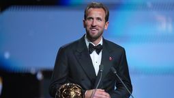 El delantero inglés Harry Kane recibe el Balón de Oro, el lunes 26 de octubre de 2026, en Londres. (AP Foto/Kin Cheung)