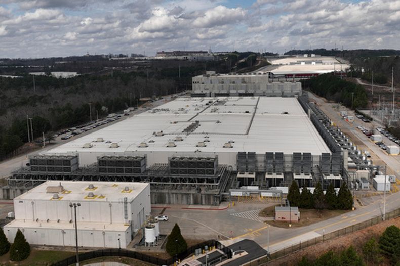 ARCHIVO - El complejo del Centro de Datos Google en el condado Douglas, el 6 de marzo de 2026, en Lithia Springs, Georgia (AP Foto/Mike Stewart, Archivo)