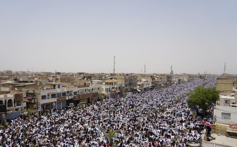 Miles de personas acuden a un rezo multitudinario en Bagdad