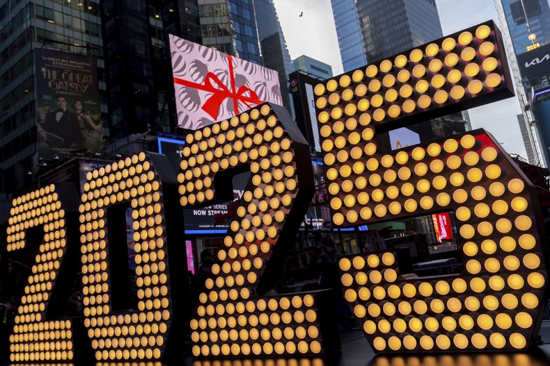 Los números del Año Nuevo desplegados en Times Square, el 18 de diciembre de 2024, en Nueva York. (AP Foto/Julia Demaree Nikhinson, Archivo)