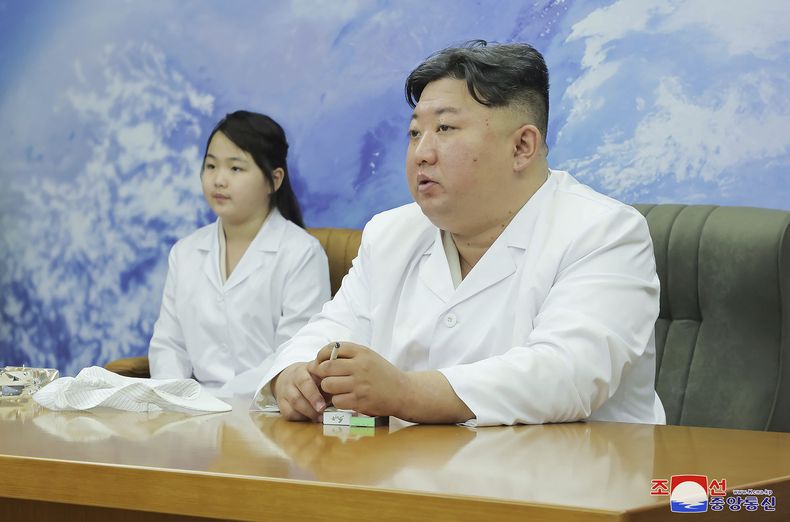 En esta fotografía facilitada por el gobierno norcoreano, el gobernante Kim Jong Un y su hija visitan la agencia aeroespacial de Corea del Norte, el martes 16 de mayo de 2023. (Agencia Central de Noticias de Corea/Korea News Service vía AP)