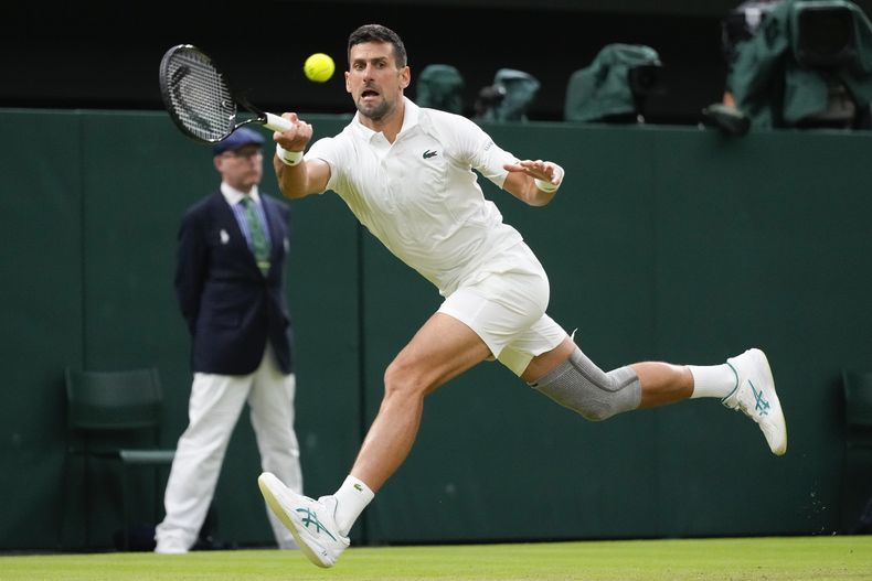 El serbio Novak Djokovic regresa la bola en el encuentro ante el australiano Alexei Popyrin en la tercera ronda de Wimbledon el sábado 6 de julio del 2024. (AP Foto/Kirsty Wigglesworth)