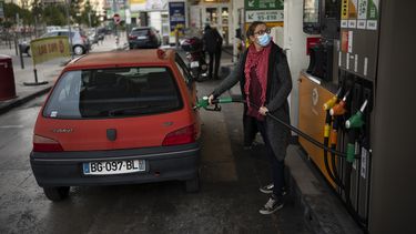 Francia ofrece dinero ante alza de precios de gasolina