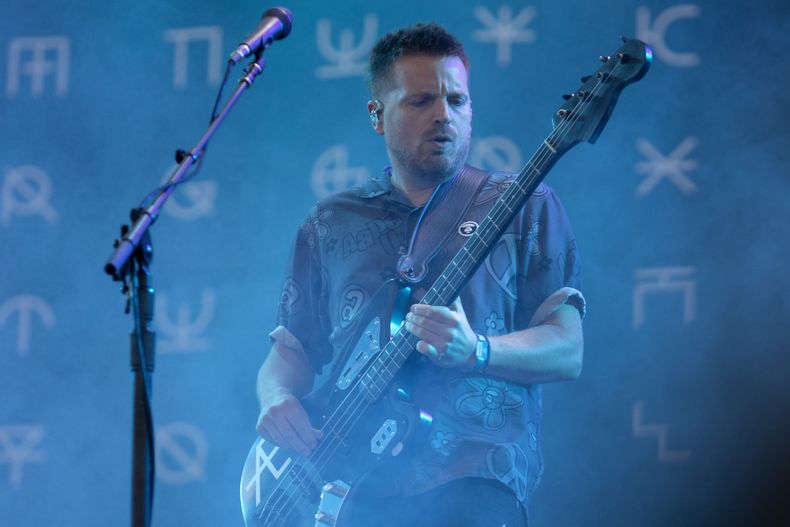 Chris Edwards, bajista de la banda británica Kasabian, durante su concierto en el festival Corona Capital en la Ciudad de México, el sábado 18 de noviembre de 2023. (Foto AP/Alejandro Godínez)