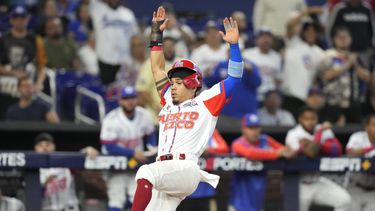 Jancarlos Cintrón anota una carrera para los Criollos de Caguas de Puerto Rico durante el octavo inning del juego contra los Gigantes de Rivas de Nicaragua en la Serie del Caribe, el jueves 1 de febrero de 2024, en Miami. (AP Foto/Lynne Sladky)