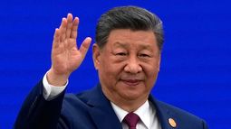 El presidente de China, Xi Jinping, saluda a su llegada a la ceremonia de apertura de la World AI Conference en Shanghai, el 17 de julio de 2026. (AP Foto/Ng Han Guan, Pool)