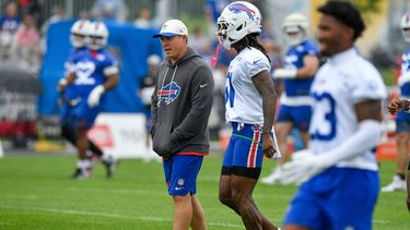 El coordinador defensivo de los Bills de Búfalo, Jim Leonhard (izquierda), habla con el esquinero Maxwell Hairston (31) antes de la práctica en el campamento de entrenamiento de fútbol americano del equipo, el jueves 30 de julio de 2026, en Pittsford, Nueva York. (Foto AP/Adrian Kraus)