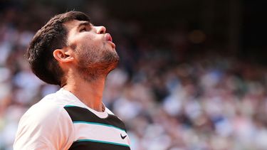 ARCHIVO - Carlos Alcaraz durante la final del Abierto de Francia contra Jannik Sinner, el domingo 8 de junio de 2025, en París. (AP Foto/Lindsey Wasson)