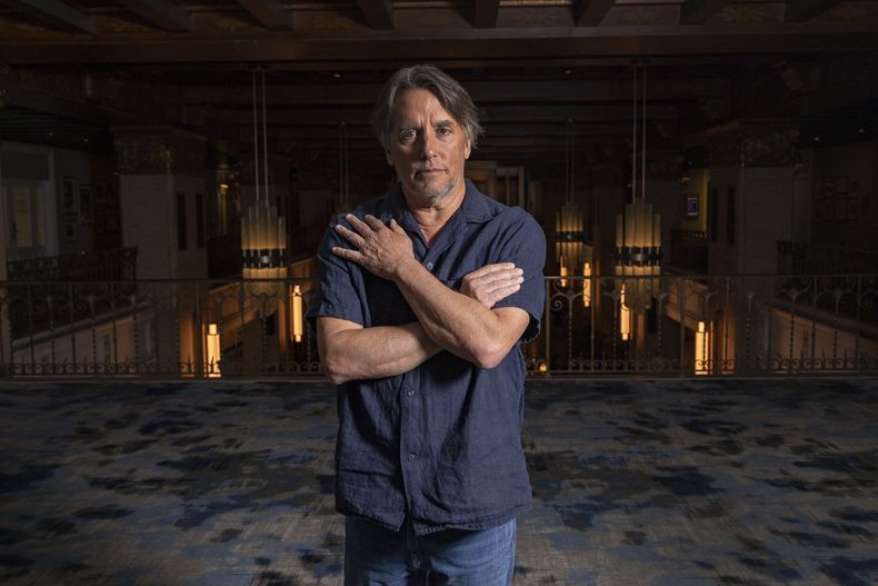Richard Linklater posa al promover la película Hit Man en el Festival Internacional de Cine de Toronto el domingo 10 de septiembre de 2023 en Toronto. (Foto Joel C Ryan/Invision/AP)