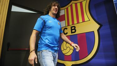 americateve | En esta foto de archivo, Carles Puyol llega a dar una conferencia de prensa en el Camp Nou. Tras 15 a&ntilde;os de servicio con el Barcelona, se retira del futbol por las lesiones. (AP Photo/Manu Fernandez, File)
