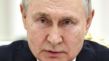 ARCHIVO – El presidente ruso Vladímir Putin se reúne ccon soldados en el Kremlin, 27 de junio de 2023. Putin está a punto de ganar otro sexenio en la elección presidencial de 15-17 de marzo, gracias al rígido control que ha impuesto sobre Rusia en 24 años en el poder, la permanencia más prolongada en el Kremlin desde el soviético Josef Stalin. (Mikhail Tereshchenko, Sputnik, Kremlin Pool Photo via AP, File)