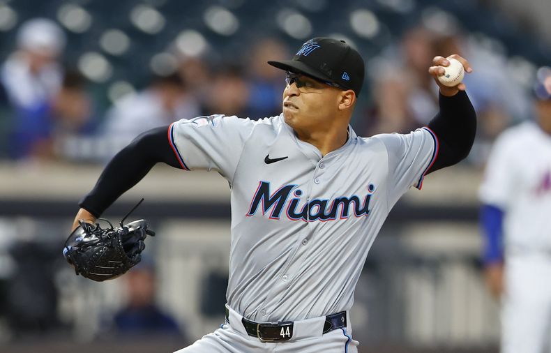 El peruano-venezolano Jesús Luzardo, de los Marlins de Miami, lanza frente a los Mets de Nueva York el martes 11 de junio de 2024 (AP Foto/Noah K. Murray)