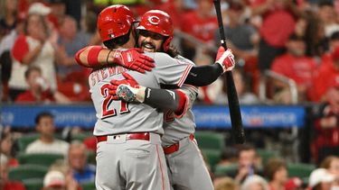 El venezolano Eugenio Suárez, de los Rojos de Cincinnati festeja con su compañero Sal Stewart luego de conseguir un jonrón de dos carreras ante los Cardenales de San Luis, en el duelo del viernes 24 de julio de 2026 (AP Foto/Jeff Le)