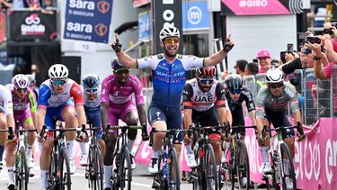 De vuelta en el Giro, Cavendish gana sprint en 3ra etapa