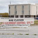 ARCHIVO – El hospital general del condado de Martin luce vacío y abandonado detrás de una cadena desde su cierre en agosto de 2023 en Williamston, Carolina del Norte, el 10 de abril de 2024. (AP Foto/Karl B DeBlaker, Archivo)
