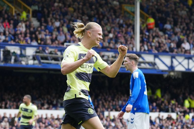Erling Haaland del Manchester City celebra tras marcar el segundo gol en la victoria 3-0 ante Everton en la Liga Premier, el domingo 14 de mayo de 2023, en Liverpool. (AP Foto/Jon Super)