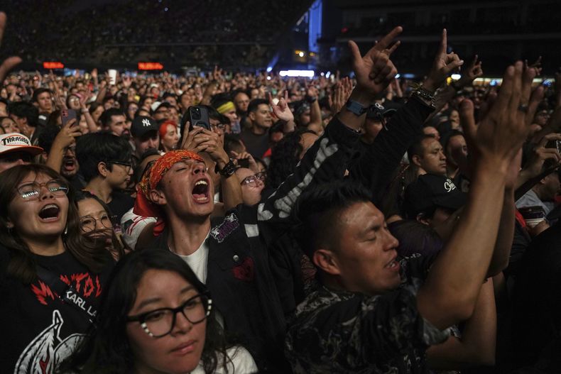 Fans ovacionan a la banda mexicana Molotov durante su presentación en la 25ª edición del festival de música Vive Latino en la Ciudad de México, el sábado 15 de marzo de 2025. (Foto AP/Aurea Del Rosario)