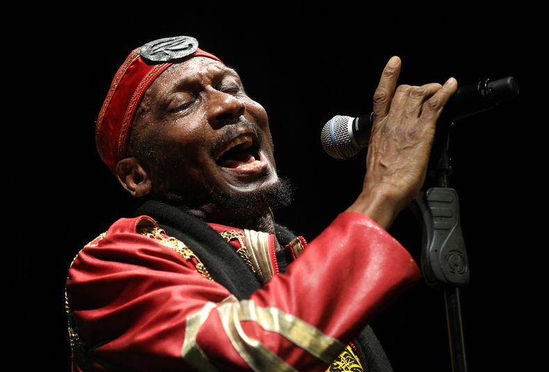 ARCHIVO - El músico, cantante y actor jamaicano Jimmy Cliff se presenta durante el concierto Timbre Rock and Roots el viernes 22 de marzo de 2013 en Singapur. (Foto AP/Wong Maye-E, archivo)