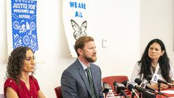 ARCHIVO - Cain Oulahan, abogado de inmigración de Ramón Morales Reyes, habla con la prensa el viernes 30 de mayo de 2025 en Milwaukee acerca de la detención de su cliente. (AP Foto/Andy Manis, archivo)