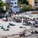 Migrantes que irrumpieron España desde Marruecos se reúnen en una playa del enclave español de Ceuta, el domingo 2 de agosto de 2026. (Foto AP/Antonio Sempere)