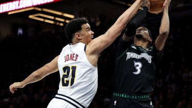 ARCHIVO - Spencer Jones (21), de los Nuggets de Denver, intenta bloquear un tiro de Jaden McDaniels (3), de los Timberwolves de Minnesota, durante la segunda mitad del sexto juego de la serie de primera ronda de playoffs del baloncesto de la NBA, el 30 de abril de 2026, en Minneapolis. (AP Foto/Matt Krohn, Archivo)