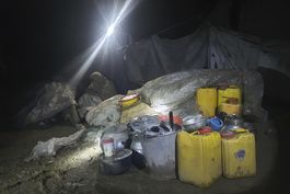 sobrevivientes trabajan sin equipos tras sismo en afganistan