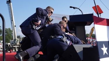 ARCHIVO – El candidato presidencial republicano, el expresidente Donald Trump, es cubierto por agentes del Servicio Secreto de Estados Unidos en un mitin de campaña, el sábado 13 de julio de 2024, en Butler, Pensilvania. (AP Foto/Evan Vucci)