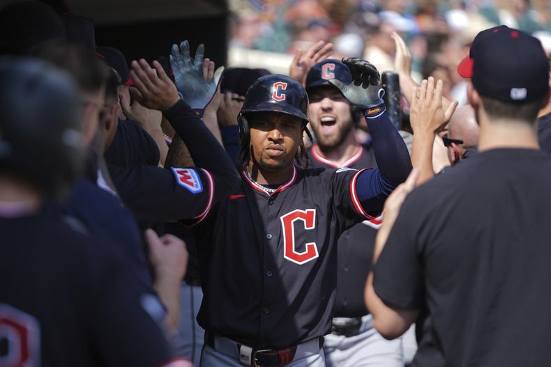 José Ramírez de los Guardianes de Cleveland celebra tras conectar un jonrón de dos carreras ante los Tigres de Detroit, el jueves 18 de septiembre de 2025, en Detroit. (AP Foto/Paul Sancya)