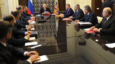 americateve | El presidente ruso Vladimir Putin, centro, preside una reuni&oacute;n del Consejo de Seguridad en la residencia de Bocharov Ruchei, en Sochi, Rusia, el jueves, 13 de marzo del 2014. Esta presente el ministro de Defensa Sergei Shoigu, segundo por la derech