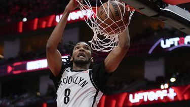 El alero de los Nets de Brooklyn, Ziaire Williams (8), clava durante la primera mitad de un partido de baloncesto de la NBA contra los Rockets de Houston en Houston, el sábado 1 de febrero de 2025. (AP Foto/Ashley Landis)
