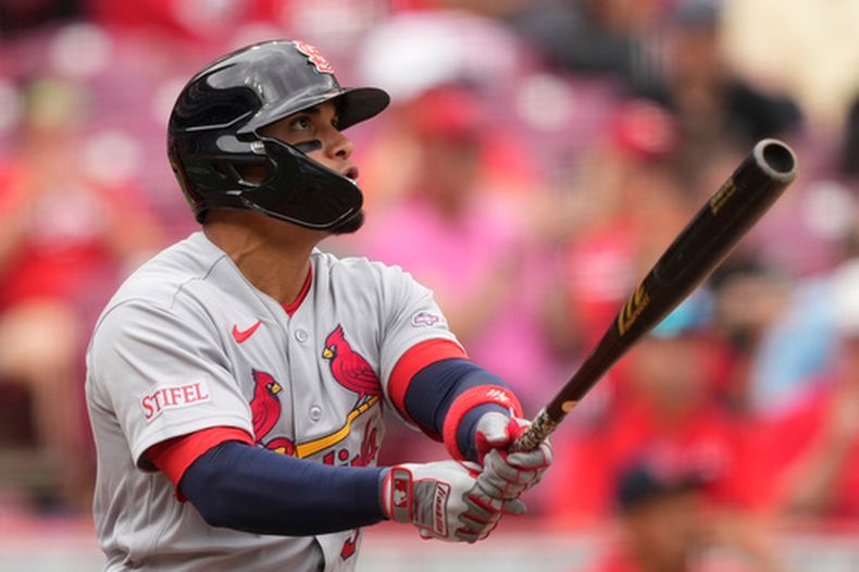 Bryan Torres, de los Cardenales de San Luis, observa su jonrón de dos carreras durante la novena entrada del primer juego de una doble cartelera contra los Rojos de Cincinnati en Cincinnati, el sábado 23 de mayo de 2026. (Foto AP/Carolyn Kaster)