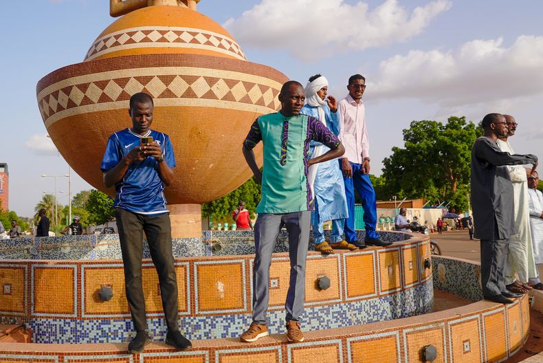Partidarios del presidente de Níger, Mohamed Bazoum, se reúnen en muestra de apoyo en Niamey, Níger, el miércoles 26 de julio de 2023. (AP Foto/Sam Mednick)
