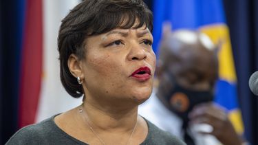ARCHIVO - La alcaldesa de Nueva Orleans, LaToya Cantrell, habla en la sede de la policía en Nueva Orleans, el 2 de febrero de 2022. (Chris Granger/The Times-Picayune/The New Orleans Advocate via AP, Archivo)