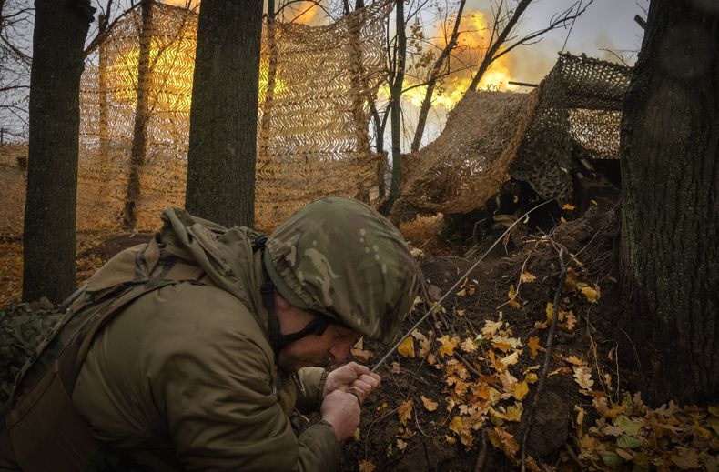 En esta imagen de archivo, un soldado de la 13ra Brigada de la Guardia Nacional de Ucrania dispara un Giatsint-B hacia posiciones rusas cerca de Járkiv, Ucrania, el 6 de noviembre de 2024. (AP Photo/Efrem Lukatsky, archivo)