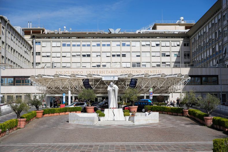 Una estatua del papa Juan Pablo II a la entrada del Policlínico Agostino Gemelli en Roma el 11 de octubre del 2026. (AP foto/Gregorio Borgia)