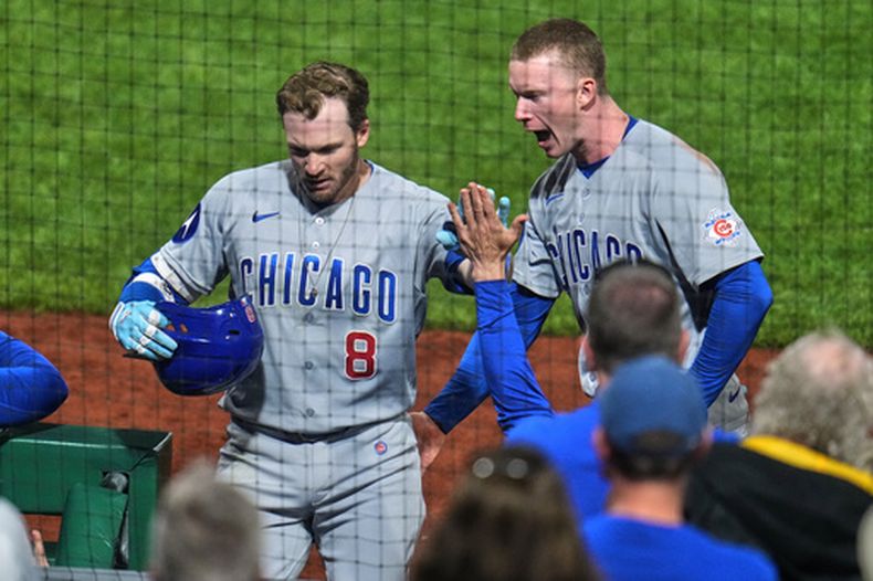 Ian Happ (8) festeja con Pete Crow-Armstrong tras conectar un jonrón de dos carreras ante los Piratas de Pittsburgh, el jueves 28 de mayo de 2026 (AP Foto/Gene J. Puskar)