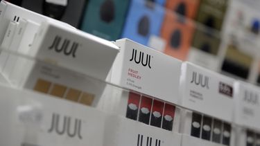 FDA advierte a Juul por afirmaciones sobre uso de vapeadores