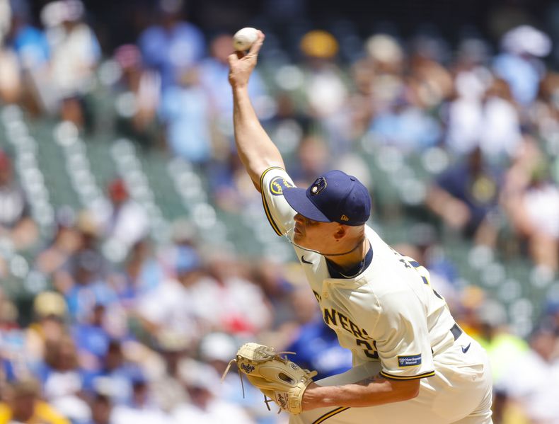 Tobias Myers (36) de los Cerveceros de Milwaukee lanza ante los Azulejos de Toronto, el miércoles 12 de junio de 2024. (AP Foto/Jeffrey Phelps)
