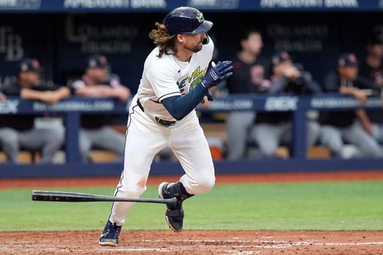 Ryan Vilade de los Rays de Tampa Bay tras batear un sencillo ante los Guadianes de Cleveland, el domingo 26 de julio de 2026, en St. Petersburg, Florida. (AP Foto/Chris OMeara)