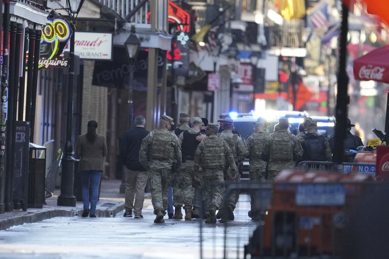 Personal militar camina por la calle Bourbon , el jueves 2 de enero de 2025, en Nueva Orleans. (AP Foto/George Walker IV)