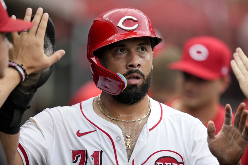 El puertorriqueño Edwin Ríos, de los Rojos de Cincinnati, festeja con sus compañeros luego de anotar una carrera ante los Rockies de Colorado, el martes 9 de julio de 2024 (AP Foto/Jeff Dean)