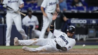 El venezolano Luis Arráez, de los Marlins de Miami, se desliza en el plato para anotar en el juego del martes 6 de junio de 2023, ante los Reales de Kansas City (AP Foto/Wilfredo Lee)