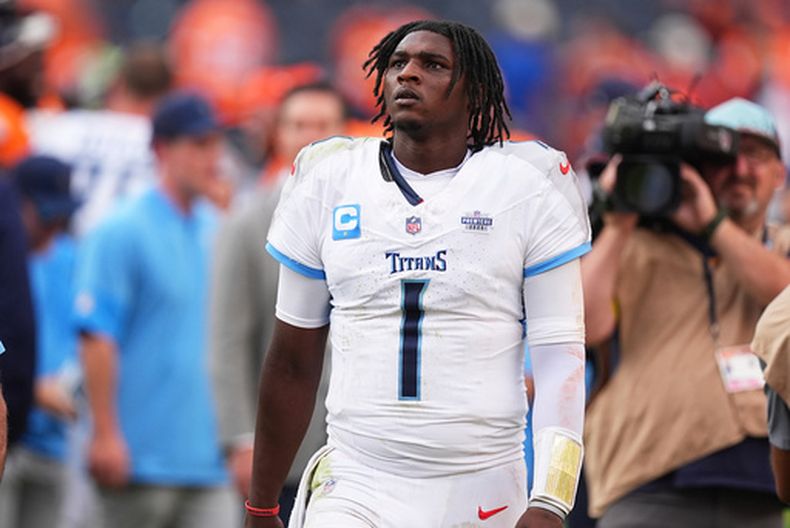 ARCHIVO - Cam Ward (1), QB de los Titans de Tennessee, durante la segunda mitad de un juego de fútbol americano de la NFL, el 7 de septiembre de 2025, en Denver. (Foto AP/David Zalubowski, Archivo)